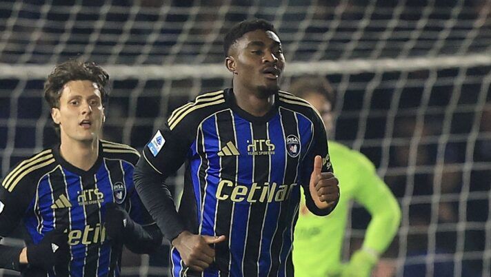 PISA, ITALY - JANUARY 16: Rafiu Durosinmi of Pisa Sporting Club reacts after against goal during the Serie A match between Pisa SC and Atalanta BC at Arena Garibaldi on January 16, 2026 in Pisa, Italy. (Photo by Gabriele Maltinti/Getty Images) Pisa, il rientro di Stengs è ancora lontano. Le novità sulla gestione di Akinsanmiro e Durosinmi - immagine 1