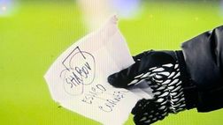 Il pizzino va in vetrina. Il raccattapalle: “Terrò il foglio per sempre”