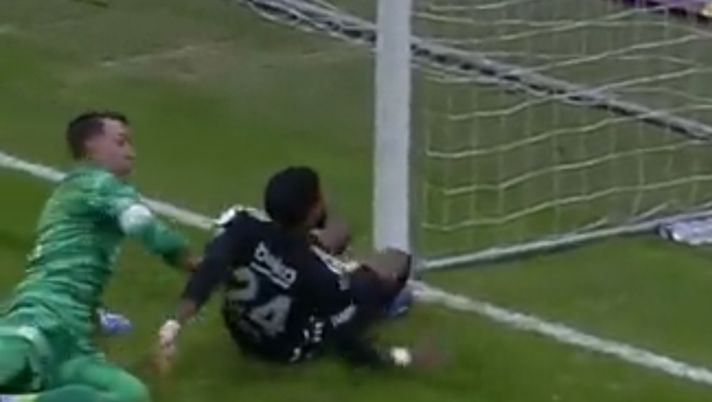 Istanbul, l’avversario sta per battere contro un palo nel derby: ma Muslera lo salva! - immagine 1