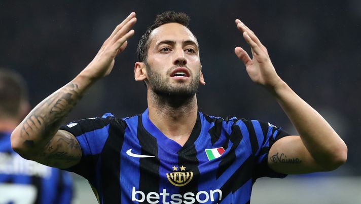 MILAN, ITALY - OCTOBER 01: Hakan Calhanoglu of FC Internazionale celebrates scoring his team's first goal during the UEFA Champions League 2024/25 League Phase MD2 match between FC Internazionale Milano and FK Crvena Zvezda at Stadio San Siro on October 01, 2024 in Milan, Italy. (Photo by Marco Luzzani/Getty Images) Inter, sospiro di sollievo per Calhanoglu: il punto sulle sue condizioni - immagine 1