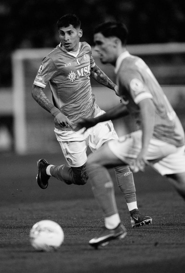 L'esaltazione fulminea generata dal gol-lampo di McTominay e lo spirito di sacrificato mostrato dagli azzurri nell'arco dell'intera gara: due sensazioni umane che vanno a comporre il riassunto 'in bianco e nero' di Cagliari-Napoli realizzato dall'admin dell'account Instagram della compagine partenopea.