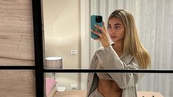 Scatto casalingo per Chiara Frattesi: selfie allo specchio in pigiama