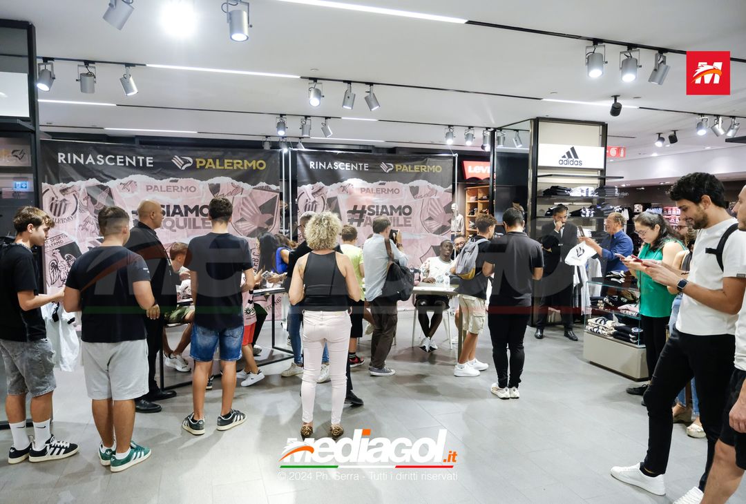 FOTO, i tifosi rosanero incontrano i propri beniamini alla Rinascente (Gallery) - immagine 25