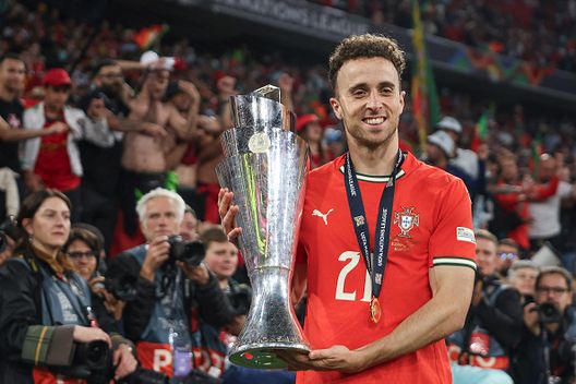 Diogo Jota festeggia la vittoria della Nations League con il Portogallo un mese fa. (Photo by Maja Hitij - UEFA/UEFA via Getty Images) L’incredibile destino di Diogo Jota: dal divieto dell’aereo al traghetto per l’Inghilterra- immagine 2