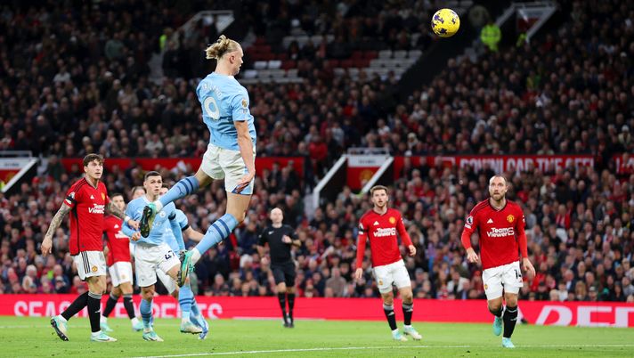 Il City scava il solco: omaggio a Sir Bobby e poi derby trionfale a Old Trafford… - immagine 1
