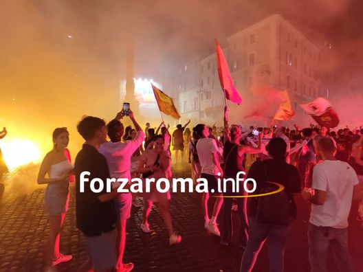 La Roma compie 96 anni. I tifosi colorano la città. Coreografia sull’Isola Tiberina- immagine 8