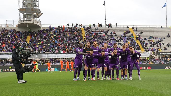 FLORENCE, ITALY - APRIL 17: Players of Fiorentina pose for a team photograph prior to the UEFA Conference League 2024/25 Quarter Final Second Leg match between ACF Fiorentina and NK Celje at Stadio Artemio Franchi on April 17, 2025 in Florence, Italy. (Photo by Gabriele Maltinti/Getty Images) Fiorentina-Napoli: i divieti del piano sicurezza e la gestione dei 300 ospiti – Rep - immagine 1