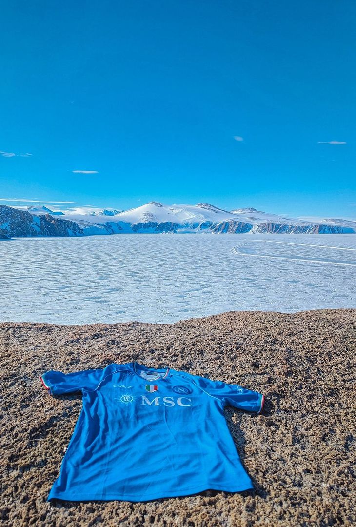 GALLERY Da Napoli all’Antartide, l’omaggio mozzafiato di due tifosi azzurri - immagine 3