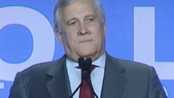 Tajani gaffe a Bari: “Potevamo riempire il San Paolo”. La reazione del pubblico VIDEO