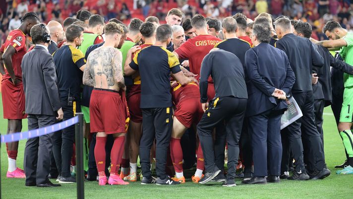 BUDAPEST, HUNGARY - MAY 31: Head coach of AS Roma Jose Mourinho reacts at the end of the UEFA Europa League 2022/23 final match between Sevilla FC and AS Roma at Puskas Arena on May 31, 2023 in Budapest, Hungary. (Photo by Luciano Rossi/AS Roma via Getty Images) La Roma difende l’Uefa. I tifosi furiosi: “Avete dimenticato il furto di Budapest?” - immagine 1