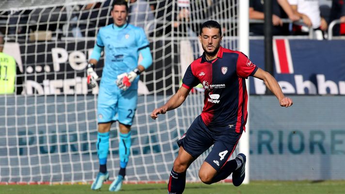 CAGLIARI, ITALY - NOVEMBER 26: Alberto Dossena of Cagliari in action during the Serie A TIM match between Cagliari Calcio and AC Monza at Sardegna Arena on November 26, 2023 in Cagliari, Italy. (Photo by Enrico Locci/Getty Images) Mercato – Como forte su Dossena, il Bologna si defila? - immagine 1