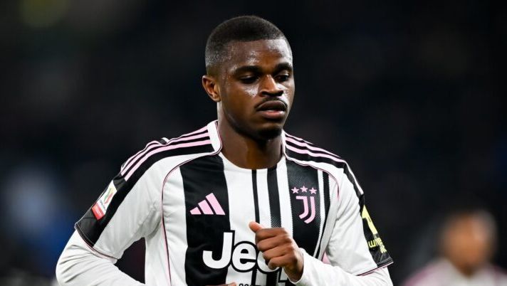 BERGAMO, ITALY - FEBRUARY 5: Pierre Kalulu of Juventus during the Coppa Italia match between Atalanta and Juventus at New Balance Arena on February 5, 2026 in Bergamo, Italy. (Photo by Daniele Badolato - Juventus FC/Juventus FC via Getty Images) ULTIM’ORA – Kalulu, la Juve ha chiesto la grazia alla FIGC per averlo contro il Como: la situazione - immagine 1