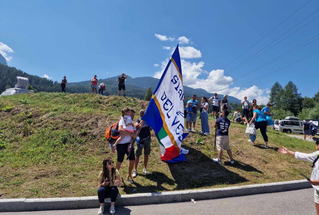 GALLERY Arriva la bandiera “Siamo figli del Vesuvio” con drappo tricolore - immagine 2