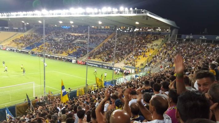Poche emozioni nel derby emiliano fra Parma e Reggiana, a vincere sono scontri e fumogeni - immagine 1