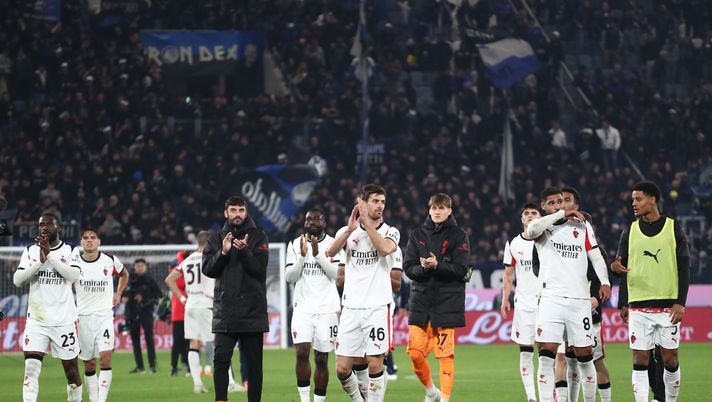 BERGAMO, ITALY - OCTOBER 28: AC Milan players applaud the fans following the  Serie A match between Atalanta BC and AC Milan at New Balance Arena on October 28, 2025 in Bergamo, Italy. (Photo by Marco Luzzani/Getty Images)  atalanta-milan-san-siro-serie-a-nona-giornata-diretta-live-dazn-risultato-gol-probabili-formazioni-ufficiali-interviste-dichiarazioni-news