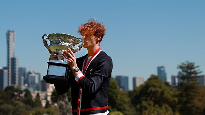 MELBOURNE, AUSTRALIA - JANUARY 29: Jannik Sinner of Italy poses with the Norman Brookes Challenge Cup after winning the 2024 Australian Open Final, at Royal Botanic Gardens on January 29, 2024 in Melbourne, Australia. (Photo by Kelly Defina/Getty Images) Derby d’Abruzzo, Zeman ha la febbre: e il Pescara convoca…Sinner…! - immagine 1