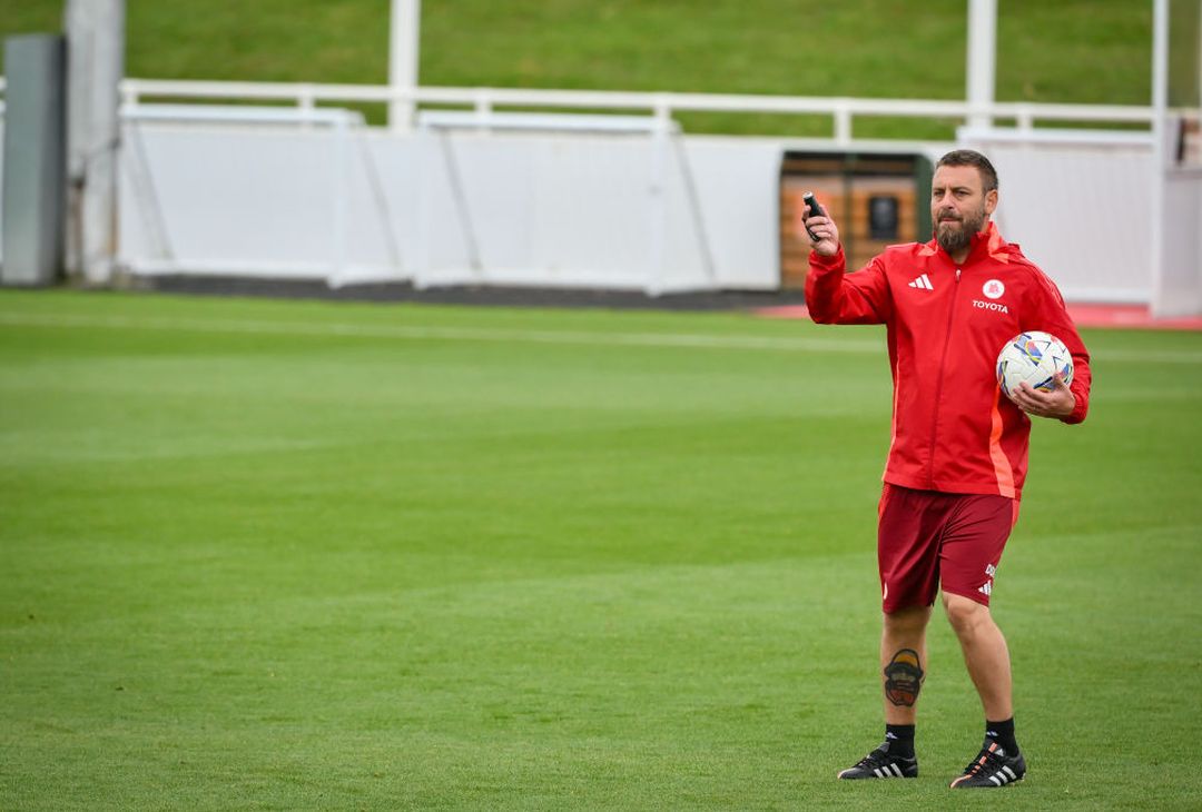 Ritiro Roma, Dovbyk scalda i motori: le indicazioni di De Rossi – FOTO GALLERY - immagine 6