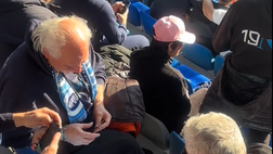 Come occupare il tempo durante il riscaldamento del Napoli? Giocando a carte