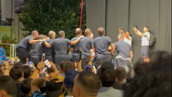 Conte chiede di fare un selfie con i tifosi alle spalle: e parte il coro “11 Leoni”