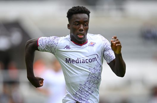 NEWCASTLE UPON TYNE, ENGLAND - AUGUST 06: Fiorentina player Michael Kayode in action during the pre-season friendly match between ACF Fiorentina and OGC Nice at St James' Park on August 06, 2023 in Newcastle upon Tyne, England. (Photo by Stu Forster/Getty Images) Il ViolAutore – La curva di Italiano, il vero Nzola e… ridateci Kayode- immagine 3