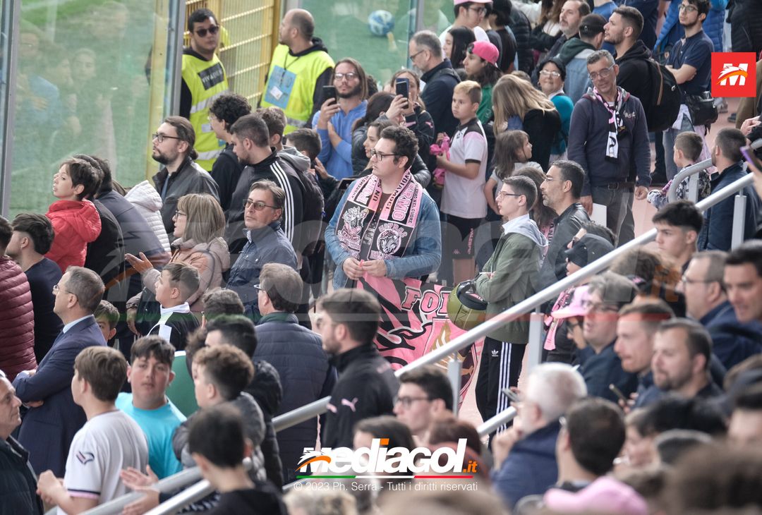 FOTO PALERMO, verso il Cagliari: la carica dei tifosi al “Barbera” (GALLERY) - immagine 22