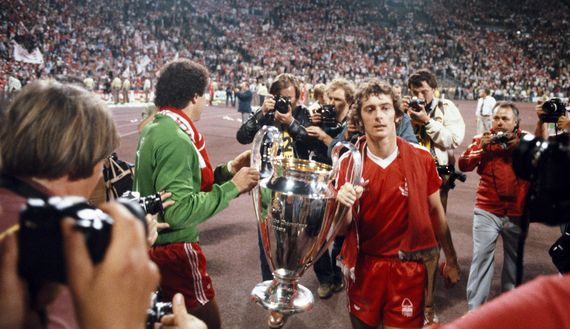 MONACO, GERMANIA - MAGGIO 30: Nottingham Forest celebra la Champions vinta nel 1979 (Foto di Steve Powell/Allsport/Getty Images) Nottingham Forest-Chelsea: il passaggio di testimone tra due grandi epoche del calcio inglese- immagine 2
