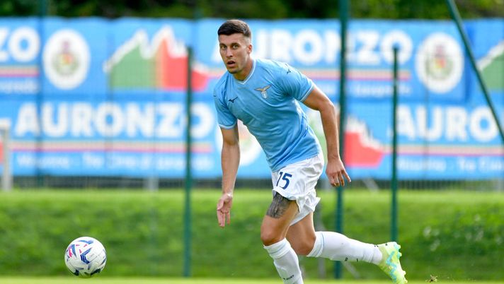 AURONZO DI CADORE, ITALY - JULY 20: Nicolò Casale of SS Lazio during the friendly match between SS Lazio v Primorje at the Rodolfo Zandegiacomo stadium on July 20, 2023 in Auronzo di Cadore, Italy. (Photo by Marco Rosi - SS Lazio/Getty Images) Lazio, infortunio per Casale: lesione muscolare e derby a forte rischio - immagine 1