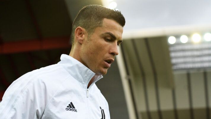 UDINE, ITALY - MAY 02: Cristiano Ronaldo of Juventus enters the pitch prior to the Serie A match between Udinese Calcio and Juventus at Dacia Arena on May 02, 2021 in Udine, Italy. Sporting stadiums around Italy remain under strict restrictions due to the Coronavirus Pandemic as Government social distancing laws prohibit fans inside venues resulting in games being played behind closed doors. (Photo by Alessandro Sabattini/Getty Images) BREAKING – Ronaldo ha vinto (a metà) la causa con la Juve: ecco quanto dovrà ricevere dal club - immagine 1