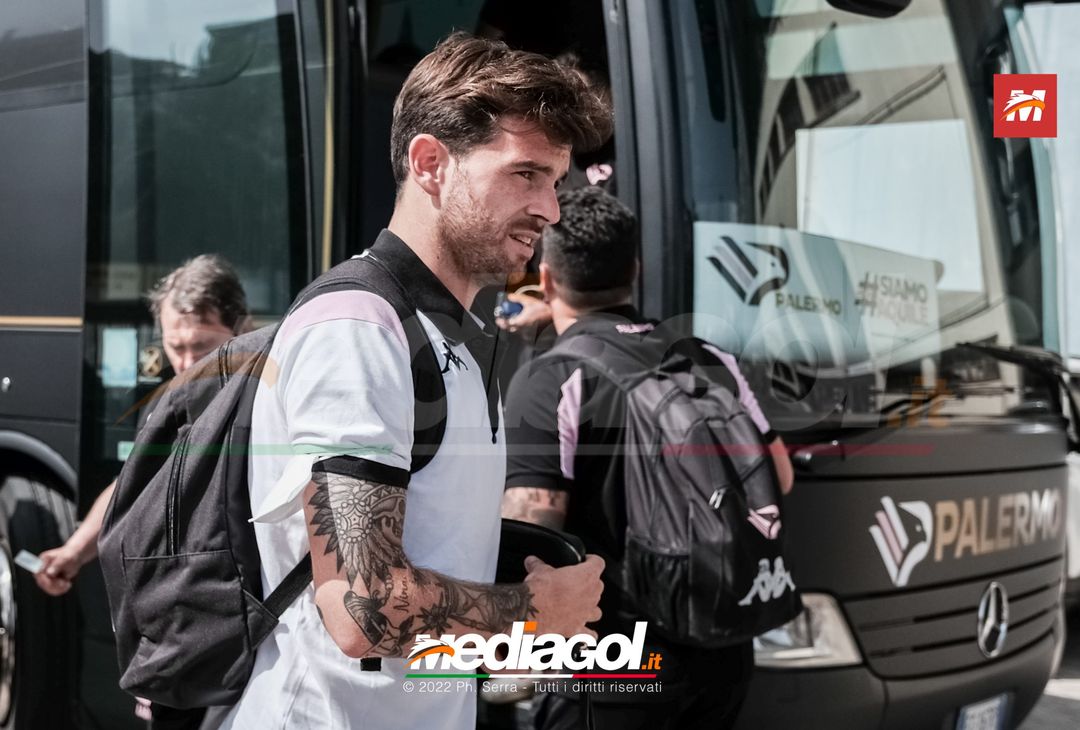 FOTO Palermo, il rientro al “Renzo Barbera” dopo la trasferta di Padova (Gallery) - immagine 14