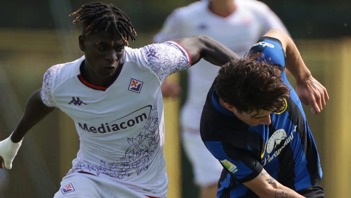 MILAN, ITALY - SEPTEMBER 16: Fallou Sene of ACF Fiorentina tussles with Matteo Cocchi of Internazionale during the Primavera 1 match between FC Internazionale and ACF Fiorentina at Konami Youth Development Center on September 16, 2023 in Milan, Italy. (Photo by FC Internazionale/Inter via Getty Images) Fallou Sene lascia la Fiorentina: ecco dove giocherà - immagine 1
