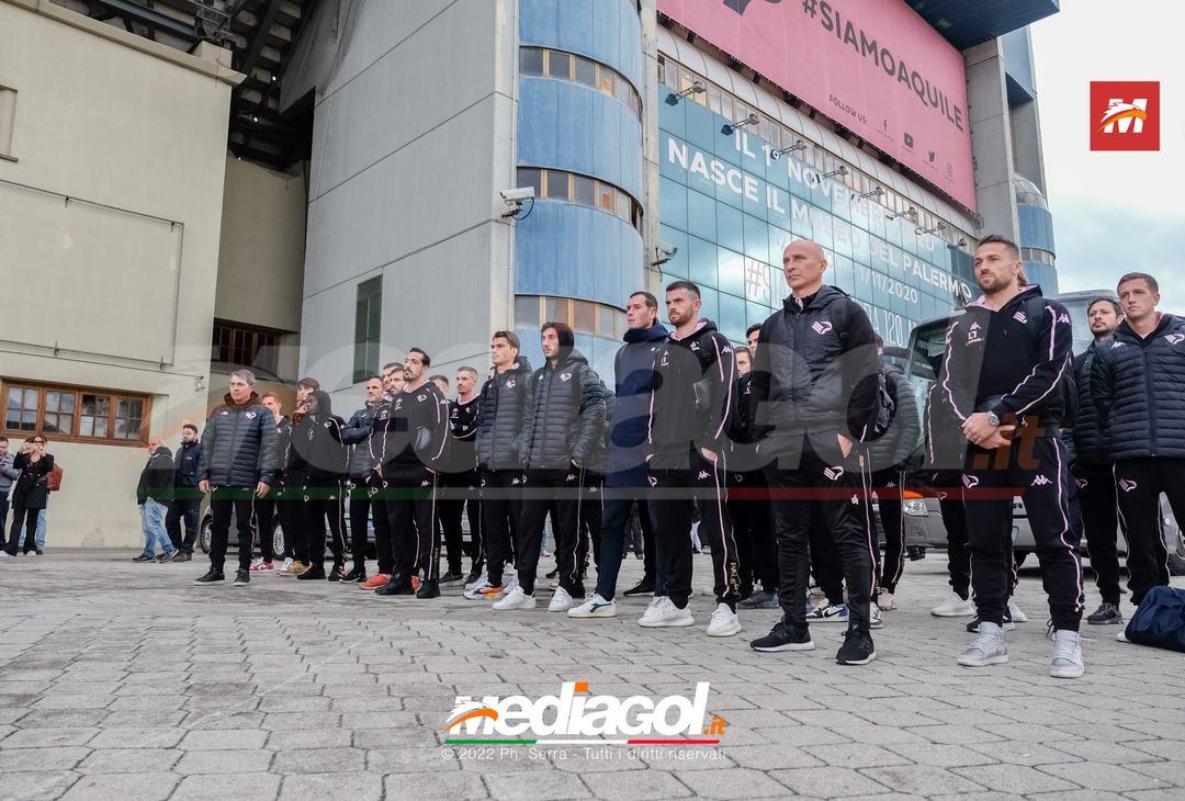 FOTO Palermo: la squadra verso Benevento. Cori e striscioni al “Barbera” (La Gallery) - immagine 10
