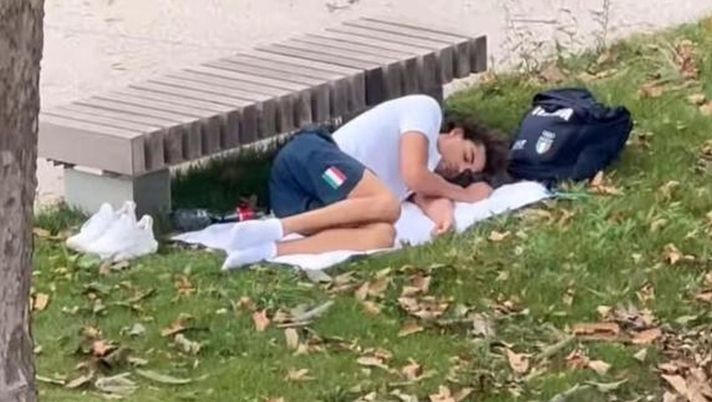 Olimpiadi, niente aria condizionata: Ceccon dorme nel parco, la foto diventa virale  Olimpiadi, niente aria condizionata: Ceccon dorme nel parco, la foto diventa virale - immagine 1