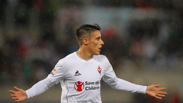 ROME, ITALY - MAY 15: Cristian Tello of ACF Fiorentina celebrates after scoring the team's third goal during the Serie A match between SS Lazio and ACF Fiorentina at Stadio Olimpico on May 15, 2016 in Rome, Italy. (Photo by Paolo Bruno/Getty Images)