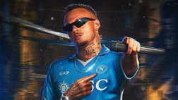 Lang posa con la maglia del Napoli dopo la firma: con lui anche l’entourage – LA FOTO
