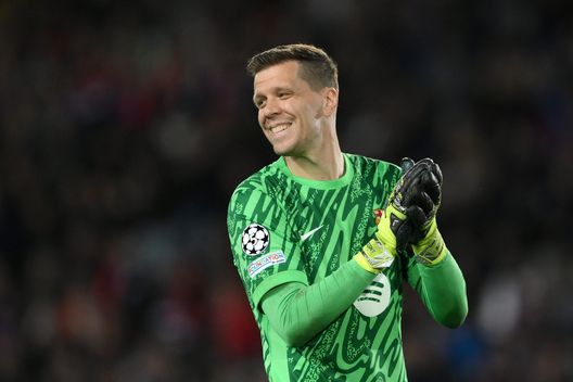 Wojciech Szczesny del FC Barcelona saluta i tifosi dopo la partita di ritorno degli ottavi di finale di UEFA Champions League 2024/25. (Foto di David Ramos/Getty Images)Chiedi a ChatGPT Yamal tra celebrità e scandali: ecco come è andato il compleanno del neo 18enne- immagine 2
