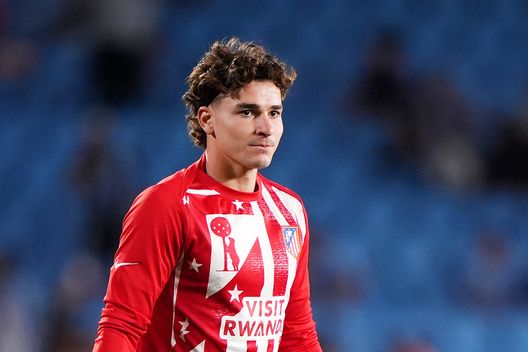 Vigo, Spagna - 5 ottobre 2025: Julian Álvarez, attaccante dell'Atlético Madrid. (Foto di Jose Manuel Alvarez Rey/Getty Images) Atlético Madrid, Álvarez con una rosa in mano: “Me l’ha data un tifoso che ha perso la figlia”- immagine 2