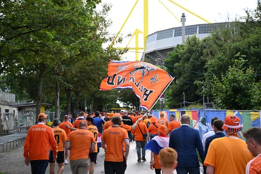 Olanda-Inghilterra, tifosi olandesi attaccano bar pieno di inglesi: 10 arresti e 4 feriti- immagine 3