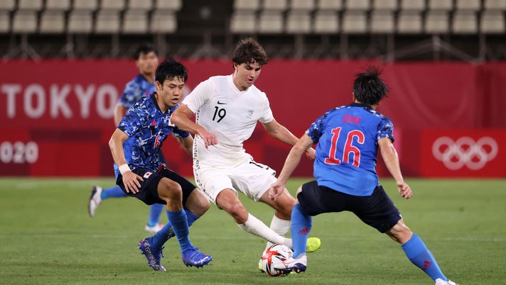 KASHIMA, JAPAN - JULY 31: Matthew Garbett #19 of Team New Zealand battles for possession with Wataru Endo #6 of Team Japan during the Men's Quarter Final match between Japan and New Zealand on day eight of the Tokyo 2020 Olympic Games at Kashima Stadium on July 31, 2021 in Kashima, Ibaraki, Japan. (Photo by Atsushi Tomura/Getty Images) Curaçao-Nuova Zelanda 1-2: esordio da titolare in Nazionale per Garbett - immagine 1