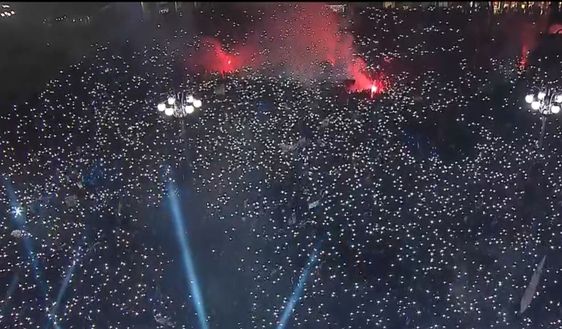 Inter, delirio nerazzurro a Milano: oltre 300mila persone. La festa finisce in Duomo- immagine 3