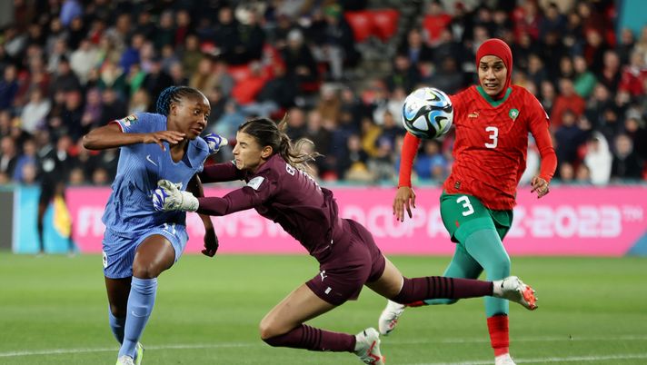 ADELAIDE, AUSTRALIA - AUGUST 08: Kadidiatou Diani of France is challenged by Khadija Er-Rmichi of Morocco during the FIFA Women's World Cup Australia & New Zealand 2023 Round of 16 match between France and Morocco at Hindmarsh Stadium on August 08, 2023 in Adelaide / Tarntanya, Australia. (Photo by Cameron Spencer/Getty Images ) Les Bleues, è poker: Marocco superato in surplace, adesso nei quarti vs Australia… - immagine 1