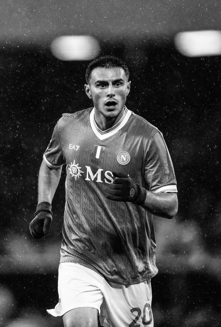 La poca ferocia del primo tempo e la cosiddetta 'cazzimma' mostra nella ripresa: due facce della stessa medaglia che compongono il riassunto 'in bianco e nero' di Napoli-Hellas Verona realizzato dall'admin dell'account Instagram della compagine partenopea.