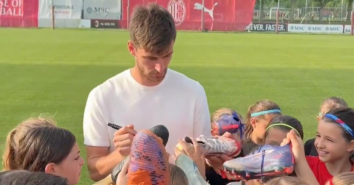 Gabbia ha premiato i gesti di fair play delle giovanili del Milan | VIDEO Gabbia ha premiato i gesti di fair play delle giovanili del Milan | VIDEO