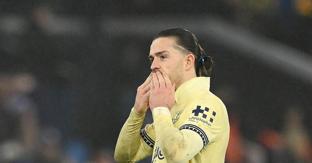 Pomeriggio di ‘bevute’ con gli amici: le foto di Grealish addormentato fanno il giro del web