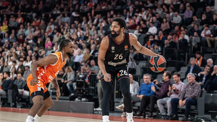 VALENCIA, SPAIN - NOVEMBER 25: Spencer Dinwiddie, #26 of FC Bayern Munich in action during the EuroLeague Regular Season Round 13 match between Valencia Basket and FC Bayern Munich at Roig Arena on November 25, 2025 in Valencia, Spain. (Photo by JM Casares/Euroleague Basketball via Getty Images) Lione-Bayern: dove vedere l’Eurolega di Basket in Streaming e in Tv - immagine 1
