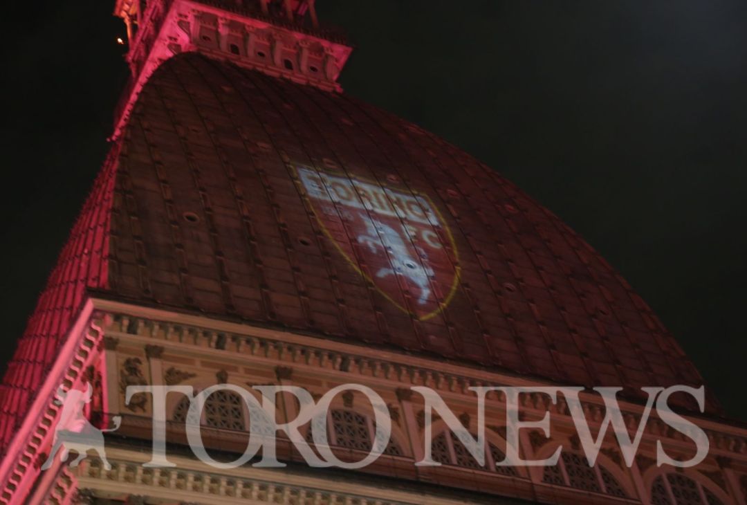 Fotogallery – La Mole si colora di granata per il 4 maggio - immagine 6