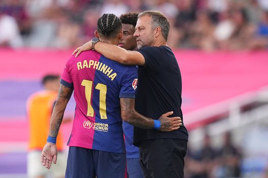 Hansi Flick interagisce con Raphinha, uno dei migliori giocatori in stagione. (Foto di Alex Caparros/Getty Images) Barcellona, un anno di Hans Flick: il tedesco ha ripreso i catalani dalle ceneri- immagine 4