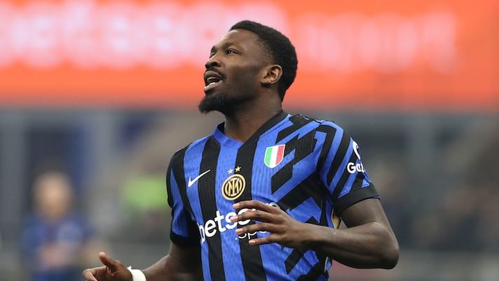MILAN, ITALY - JANUARY 15: Marcus Thuram of FC Internazionale looks on during the Serie A match between FC Internazionale and Bologna at Stadio Giuseppe Meazza on January 15, 2025 in Milan, Italy. (Photo by Marco Luzzani/Getty Images) BREAKING – Stop per Thuram: costretto al cambio contro la Fiorentina - immagine 1