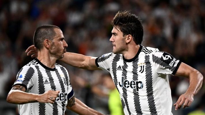 Juventus' Serbian forward Dusan Vlahovic celebrates with Juventus' Italian defender Leonardo Bonucci (L) after scoring a penalty during the Italian Serie A football match between Juventus and Sassuolo on August 15, 2022 at the Juventus stadium in Turin. (Photo by Marco BERTORELLO / AFP) (Photo by MARCO BERTORELLO/AFP via Getty Images) Dalla Roma alla Salernitana, dal Napoli alla Juve: ecco le nuove gerarchie per i rigoristi - immagine 1