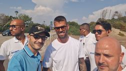 Spinazzola concede autografi e selfie ai tifosi poco prima dell’allenamento