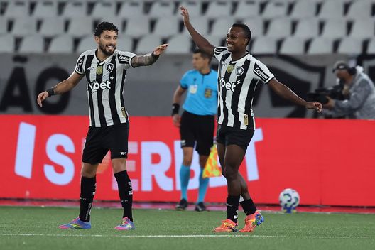 Alex Telles (a sinistra) del Botafogo esulta dopo (Foto di Wagner Meier/Getty Images)